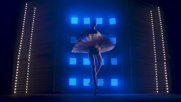 Kreativ kvinnlig koreograf som sätter upp en balettföreställning, dansar och gör olika rörelser i det blå ljusets strålar - konstkoncept 4k Slow motion-film. — Stockvideo