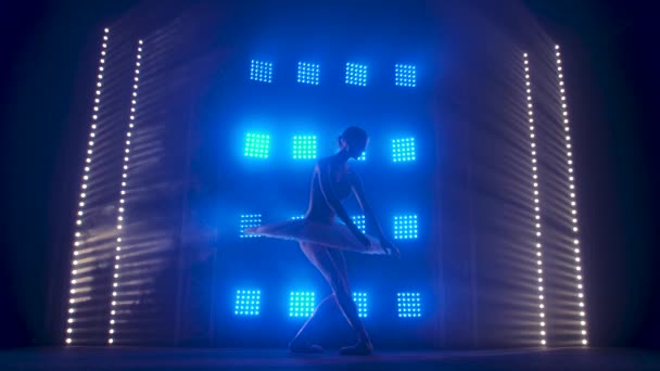 Creativa coreógrafa femenina estableciendo una actuación de ballet, bailando y haciendo varios movimientos en los rayos de luz azul - concepto de artes 4k Imágenes en cámara lenta . — Vídeo de stock