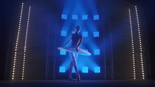 Kreative Choreographin, die eine Ballettaufführung inszeniert, tanzt und verschiedene Bewegungen in den Strahlen des blauen Lichts ausführt - arts concept 4k Slow Motion footage. — Stockvideo