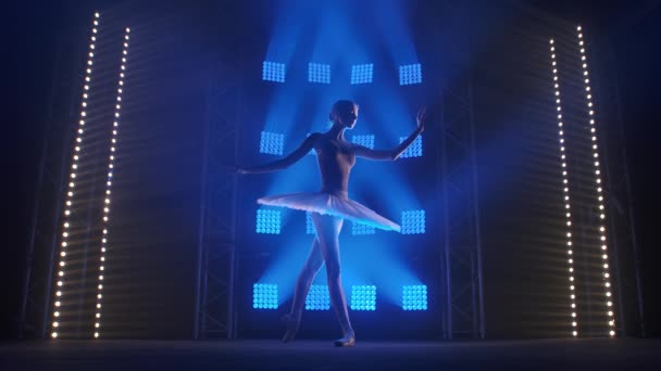 Coreografa femminile creativa che imposta una performance di balletto, danza e fare varie mosse nei raggi di luce blu - concetto di arti 4k Filmati al rallentatore. — Video Stock