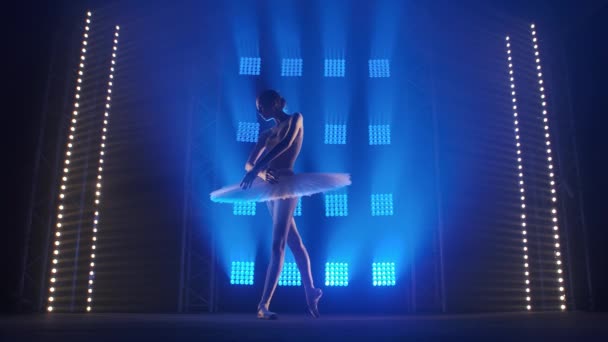 Coreografa femminile creativa che imposta una performance di balletto, danza e fare varie mosse nei raggi di luce blu - concetto di arti 4k Filmati al rallentatore. — Video Stock