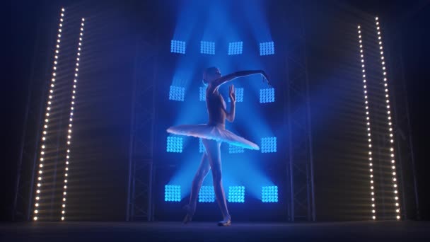 Kreative Choreographin, die eine Ballettaufführung inszeniert, tanzt und verschiedene Bewegungen in den Strahlen des blauen Lichts ausführt - arts concept 4k Slow Motion footage. — Stockvideo