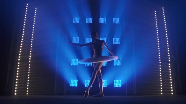 Creativa coreógrafa femenina estableciendo una actuación de ballet, bailando y haciendo varios movimientos en los rayos de luz azul - concepto de artes 4k Imágenes en cámara lenta . — Vídeo de stock