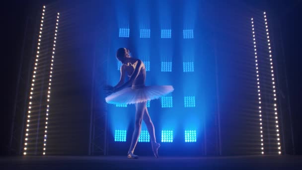 Creativa coreógrafa femenina estableciendo una actuación de ballet, bailando y haciendo varios movimientos en los rayos de luz azul - concepto de artes 4k Imágenes en cámara lenta . — Vídeos de Stock