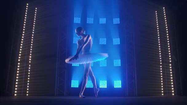 Δημιουργική γυναίκα χορογράφος που θέτει μια παράσταση μπαλέτου, χορό και να κάνει διάφορες κινήσεις στις ακτίνες του μπλε φωτός - τέχνες έννοια 4k Αργή κίνηση πλάνα. — Αρχείο Βίντεο