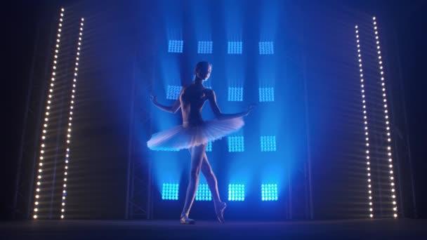 Coreografa femminile creativa che imposta una performance di balletto, danza e fare varie mosse nei raggi di luce blu - concetto di arti 4k Filmati al rallentatore. — Video Stock