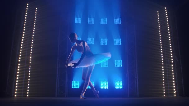 Creativa coreógrafa femenina estableciendo una actuación de ballet, bailando y haciendo varios movimientos en los rayos de luz azul - concepto de artes 4k Imágenes en cámara lenta . — Vídeo de stock