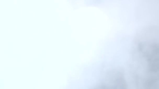 Humo blanco flotando a través del espacio sobre fondo negro. Niebla, humo, vapor, efecto niebla. Movimiento lento — Vídeos de Stock