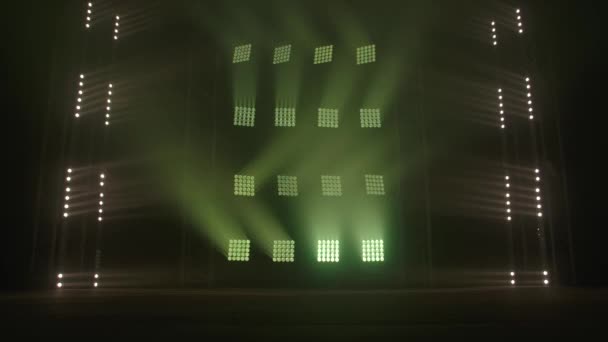 Jevištní světla blikají na pódiu. — Stock video