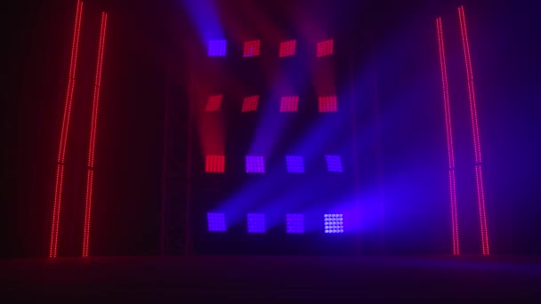 El escenario de un pequeño teatro con focos rojos y azules. Las luces se encienden desde la oscuridad . — Vídeos de Stock