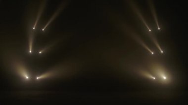 Sahne ışıklandırması, tatil şovu için parlayan boş sahne, ödül töreni ya da altın spot ışıkları arka planındaki reklamlar.