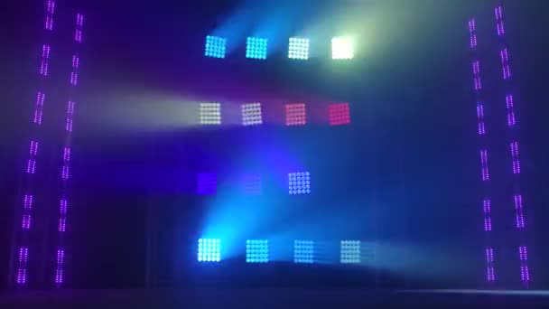 El escenario de un pequeño teatro con focos rojos y azules. Las luces se encienden desde la oscuridad . — Vídeos de Stock