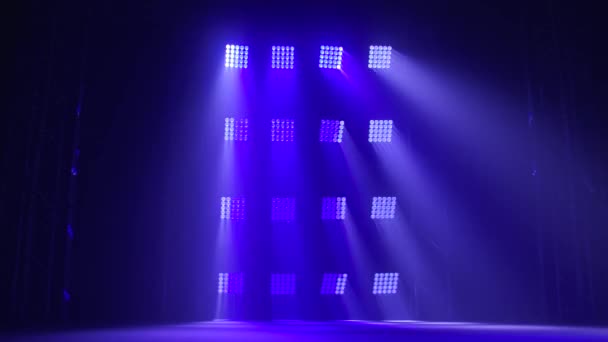 Сцена с точечным освещением, сияющей пустой сценой для праздничного шоу, наградой или рекламой на голубом фоне . — стоковое видео