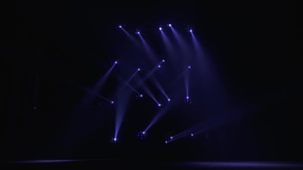 Palco com iluminação local, brilhando cena vazia para show de férias, cerimônia de premiação ou publicidade no holofote azul Fundo . — Vídeo de Stock