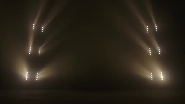 Сцена с точечным освещением, сияющей пустой сценой для праздничного шоу, наградой или рекламой на золотом прожекторе. . — стоковое видео