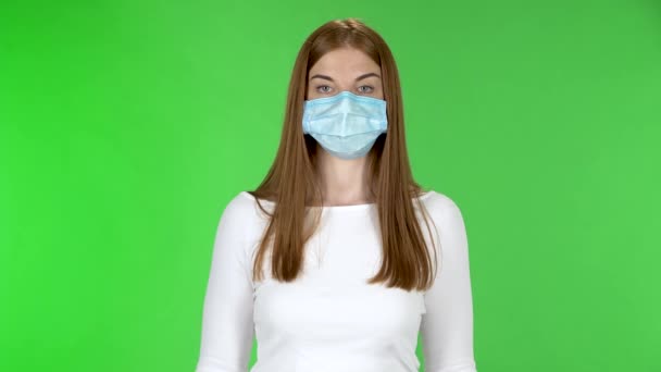 Retrato de chica joven en máscara de protección médica mirando a la cámara y gesticula estrictamente con las manos cruzadas haciendo forma de X lo que significa negación diciendo NO . — Vídeos de Stock