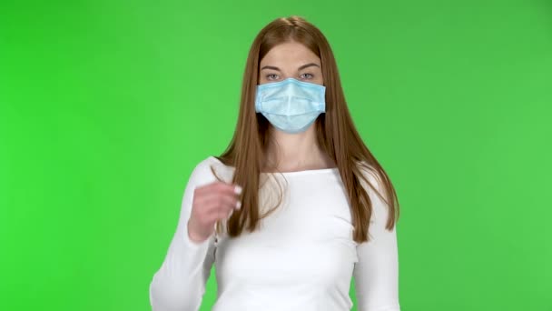 少女の肖像は、医療保護マスクを削除し、空気を呼吸. — ストック動画