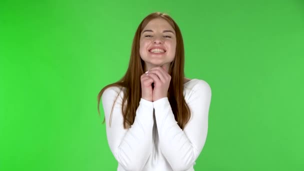 Portret pięknej młodej kobiety uśmiecha się ze szczęśliwą radością. — Wideo stockowe