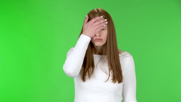 Portret van mooie jonge vrouw is boos en maakt facepalm. — Stockvideo