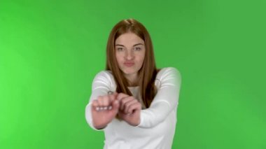 Güzel bir genç kadının portresi komik dans ediyor..