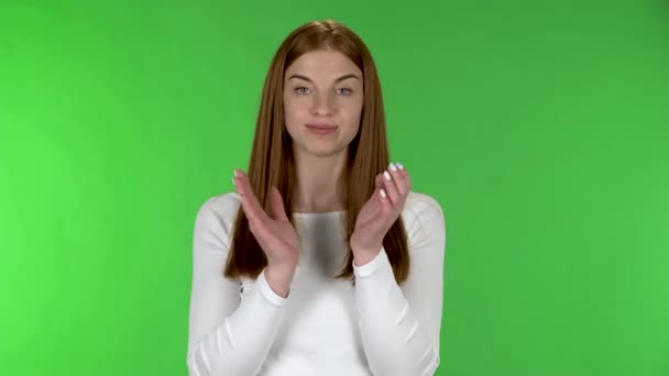 Egy csinos fiatal nő arcképe tapsol közömbösen.. — Stock videók
