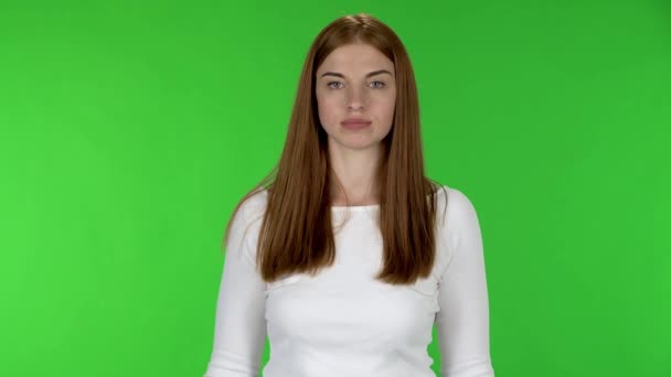 Egy csinos fiatal nő portréja szidja, rázza a mutatóujját és fenyeget.. — Stock videók