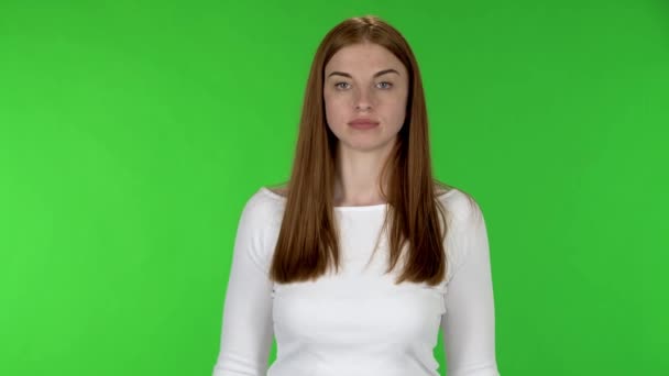 A csinos fiatal nő portréja oldalra mutat valamiért, aztán bólint.. — Stock videók