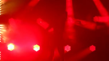 Karanlık bir stüdyoda, dumanlı ve neon ışıklı dans eden genç kadınların silueti. Kırmızı neon ışık efektleri. Yaratıcı kostümler. Şatafatlı Tiyatro Gösterisi Ses ve Dans Gösterisi.