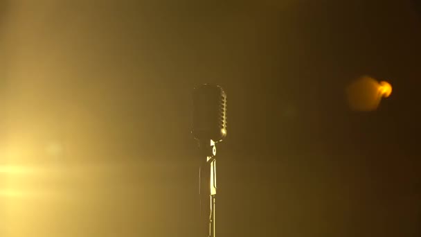 Классический ретро-хромированный микрофон в темной студии с дымом и неоновой подсветкой. Динамические неоновые световые эффекты. Закрыть. — стоковое видео