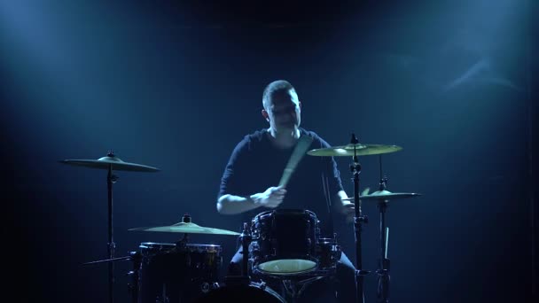 Silhouet drummer spelen op drum kit op het podium in een donkere studio met rook en neon verlichting. Optreden vocale en muzikale band. Close-up. — Stockvideo