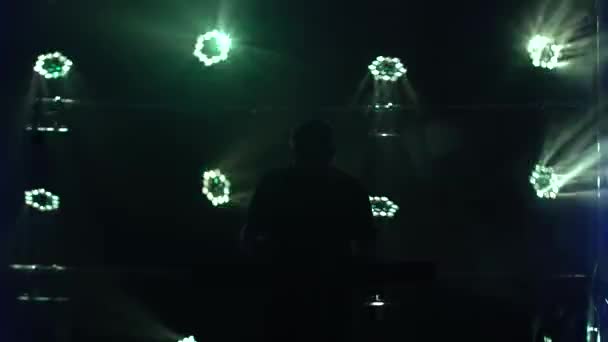 Sylwetka muzyka gra na klawiaturze fortepianu syntezatora w ciemnym studio z oświetleniem neonowym. Dynamiczne efekty świetlne neonów. Zespół wokalny i muzyczny. — Wideo stockowe