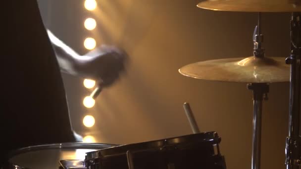 Handen drummer spelen op drum kit op het podium in een donkere studio met rook en neon verlichting. Dynamische neonverlichting effecten. Optreden vocale en muzikale band. Sluiten.. — Stockvideo