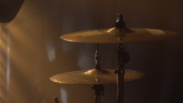 Hands trummis spelar på trumset på scen i en mörk studio med rök och neonbelysning. Tallrikar på trumman satt närbild. Dynamiska neonljuseffekter. Prestandasång och musikband. — Stockvideo