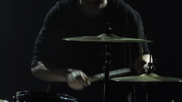 Drummer bermain drum kit di atas panggung di studio gelap dengan asap dan lampu neon. Efek pencahayaan neon dinamis. Penampilan vokal dan band musik. Close-up. — Stok Video