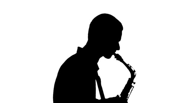 Gros plan de la silhouette sombre du saxophoniste jouant de son instrument de musique sur fond blanc — Video