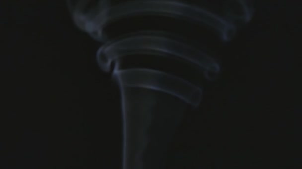 Abstrakt rökmoln i form av en spiral. Vit rök flyter långsamt genom rymden mot svart bakgrund. Närbild. Långsamma rörelser. — Stockvideo