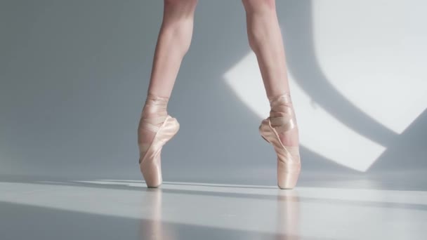 벨레리나 춤 발레, 흰 배경에 리본 클로즈업으로 묶여 있는 뾰족탑 발. — 비디오