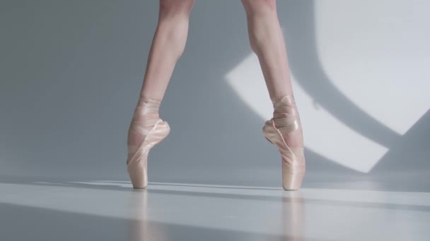 발레리나 춤 발레, 뾰족 한 발하얀 배경에 리본 클로즈업으로 묶여 있는. 느린 동작. — 비디오