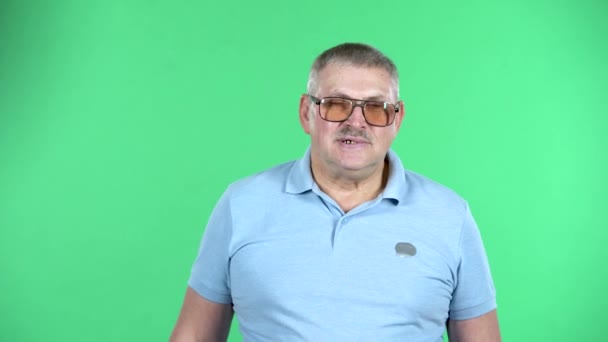 Portrait of aged man is shocked by what he saw, isolated over green background. — Stock Video