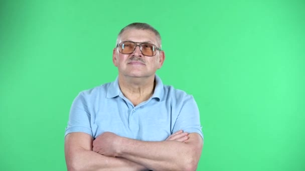 Portrait of aged man is waiting, isolated over green background. — Stock Video