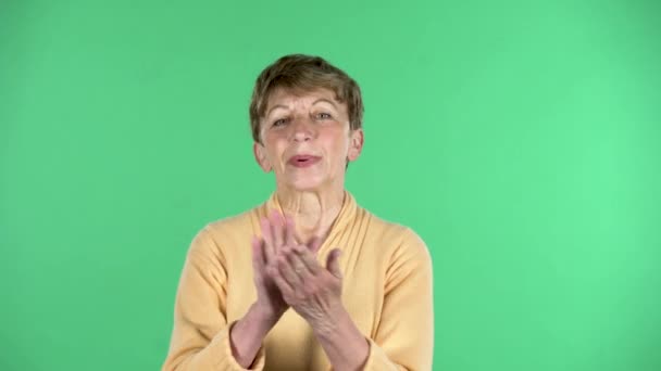 Ritratto di donna anziana applaude con gioia felice wow e delizia isolato su sfondo verde. — Video Stock