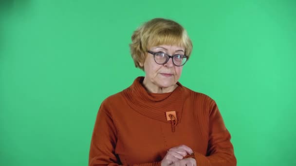 Retrato de mujer mayor está esperando aislado sobre fondo verde. — Vídeo de stock