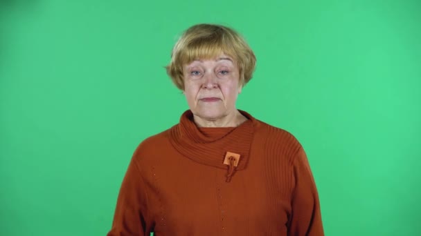 Portrét starší ženy je pohoršující ukazovat se nevinnou a říkat, kdo já, ne. Klíč Chroma. — Stock video