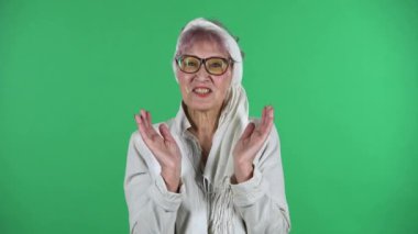 Eski tarz bir kadın portresi yeşil arka planda izole edilmiş arkadaşça bir şekilde biriyle iletişim kurar..