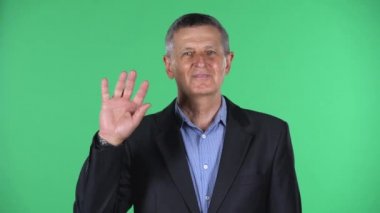 El sallayan ve el sallayan yaşlı bir adamın portresi. Yeşil arka planda izole bir şekilde buraya gel..