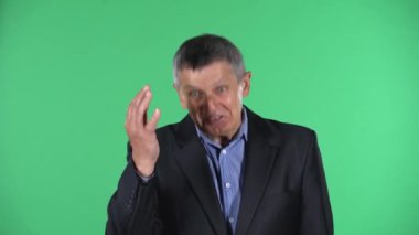 Yaşlı bir adamın portresi yeşil arka planda izole edilmiş bir şekilde buraya gel..