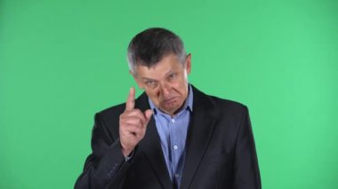 Yaşlı adamın portresi yeşil arka planda tasvip ederek başını sallıyor..