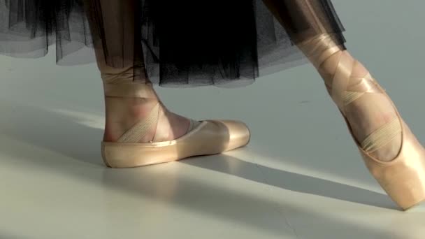 발끝에 뾰족 한 신발을 신고 춤을 추는 것. 발레리나는 날씬 한 다리를 클로즈업 합니다. 느린 동작. — 비디오