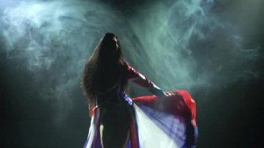 İngiliz bayrağı ve yapay elmaslar renginde seksi takım elbiseli esmer yakmak dans etmektir. Dumanlı bir arka plan. Dans, hadi, hadi. Çekici, yarı çıplak bir vücudun silüeti..