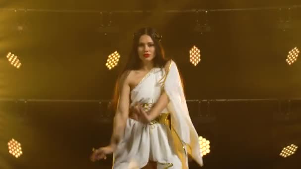 女の子で黄金のギリシャの衣装は劇場のステージ上で踊る. — ストック動画